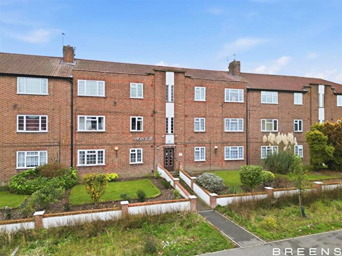 2 Bedroom Flat For Sale In Hoecroft Court, Hoe Lane, Enfield, EN3