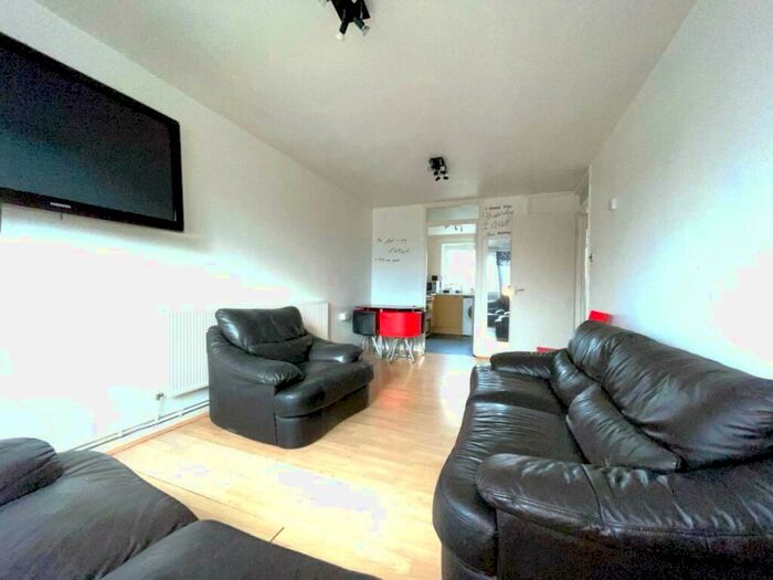 1 Bedroom Flat To Rent In Globe Road, Stratford, E15