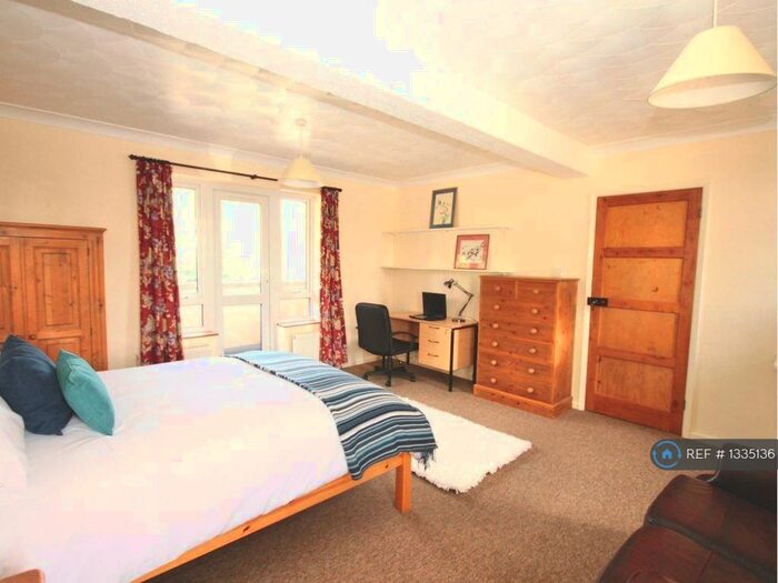 3 Bedroom Flat To Rent In Earlham West Centre, Norwich, NR5