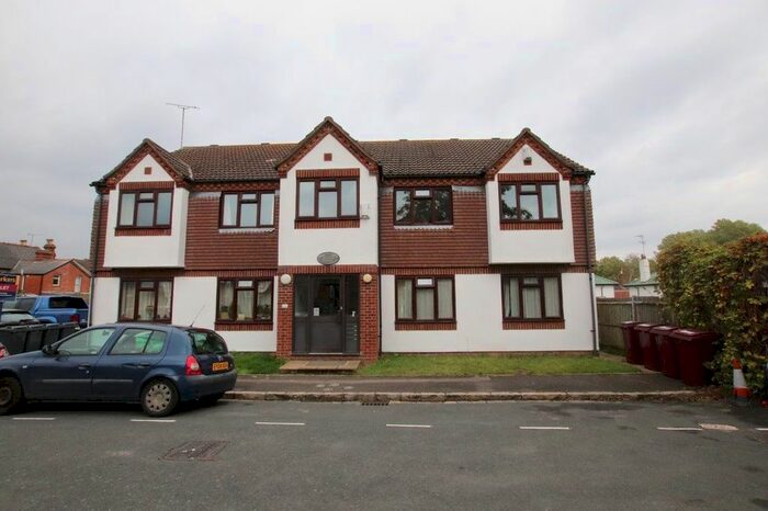 2 Bedroom Flat To Rent In Sovereign Court, Mount Pleasant Grove, Reading, RG1