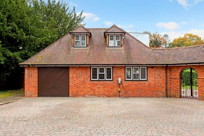 1 Bedroom Flat To Rent In Larchmoor Park, Gerrards Cross Road, Stoke Poges, Slough SL2