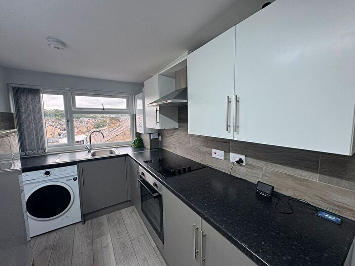 1 Bedroom Flat To Rent In Laisteridge Lane, Bradford, BD7