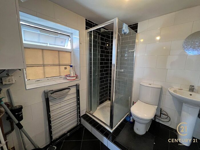 1 Bedroom Flat To Rent In West Way, Heston, TW5