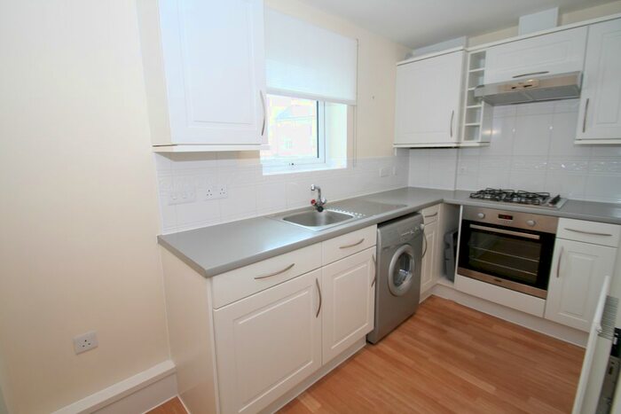 2 Bedroom Flat To Rent In Mckay Avenue, Torquay, TQ1