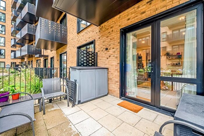 2 Bedroom Flat For Sale In Sarsen House, Middle Road, Hanwell, W7