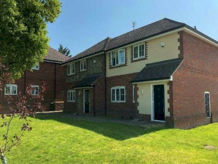 2 Bedroom Flat To Rent In North Street, Berkshire, SL4