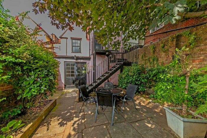 2 Bedroom Apartment To Rent In Holywell Hill, St. Albans, AL1