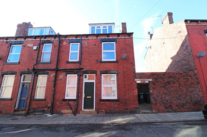 2 Bedroom End Of Terrace House To Rent In Claremont Place, Leeds, West Yorkshire, LS12