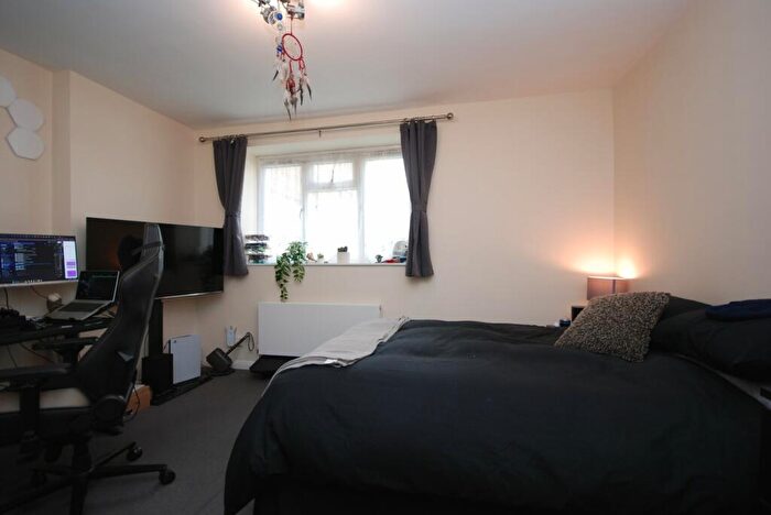 2 Bedroom Flat To Rent In Oaks Avenue, London, SE19