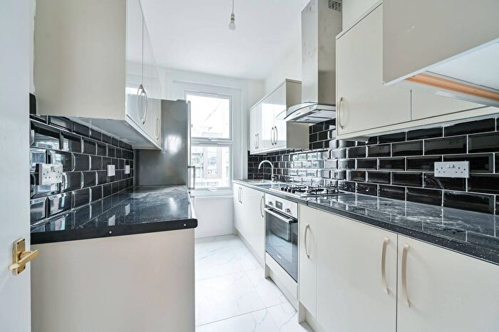 4 Bedroom Flat To Rent In Clapham Road, Clapham North, London, SW9
