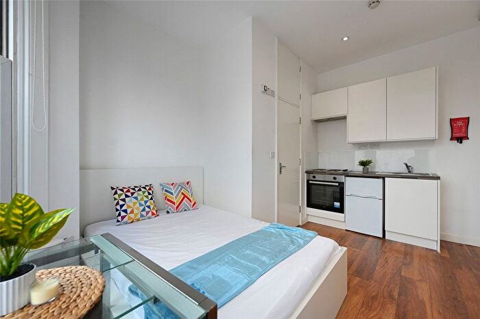 1 Bedroom Flat To Rent In Bloemfontein Road, London, W12