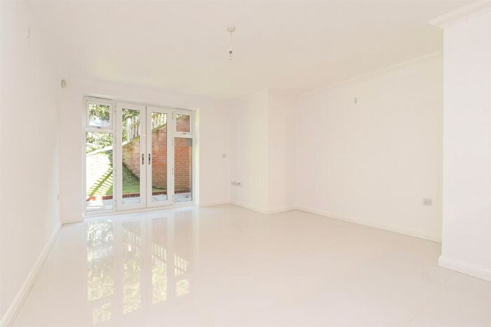 2 Bedroom Flat For Sale In Croydon Road, Caterham, Surrey, CR3