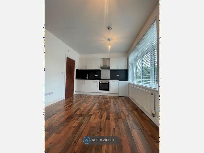 Studio To Rent In North Circular Road, London, N13