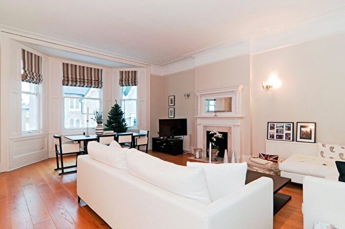 3 Bedroom Flat To Rent In Phillimore Place, Kensington, W8