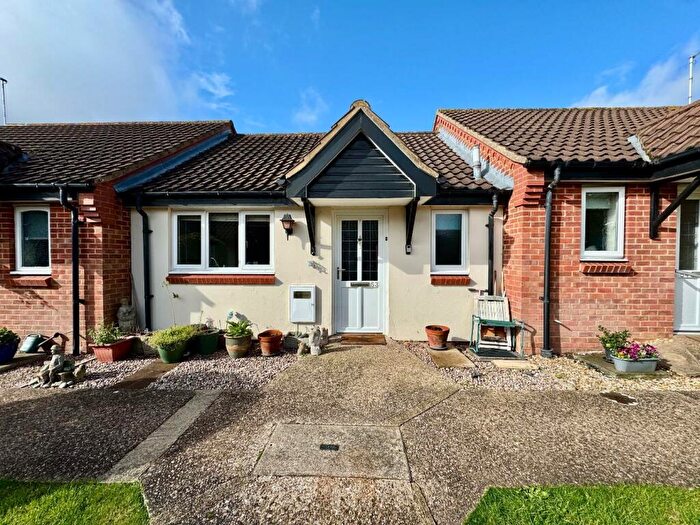 1 Bedroom Bungalow For Sale In Sheraton Close, The Headlands, Northampton, NN3