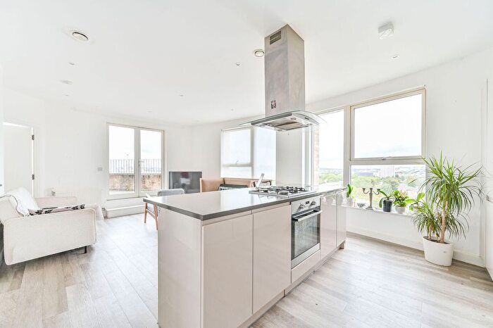 3 Bedroom Flat To Rent In Hilltop Avenue, Harlesden, London, NW10