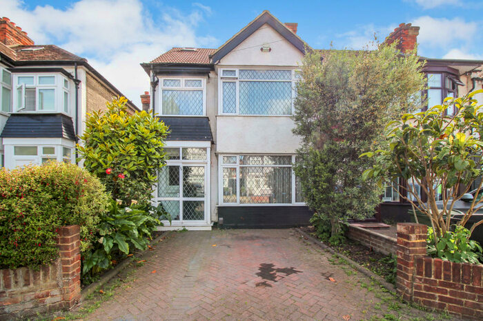 4 Bedroom Semi-Detached House To Rent In Cherrydown Avenue, E4