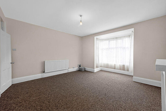 2 Bedroom Apartment To Rent In Winter Road, Southsea, PO4