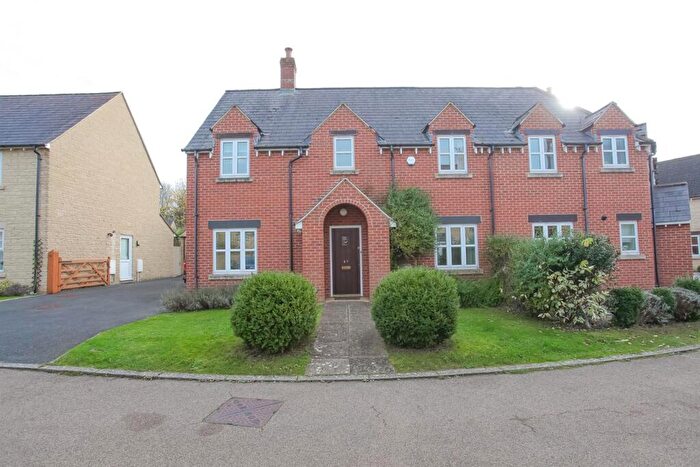 4 Bedroom Semi-Detached House To Rent In Witney, OX28