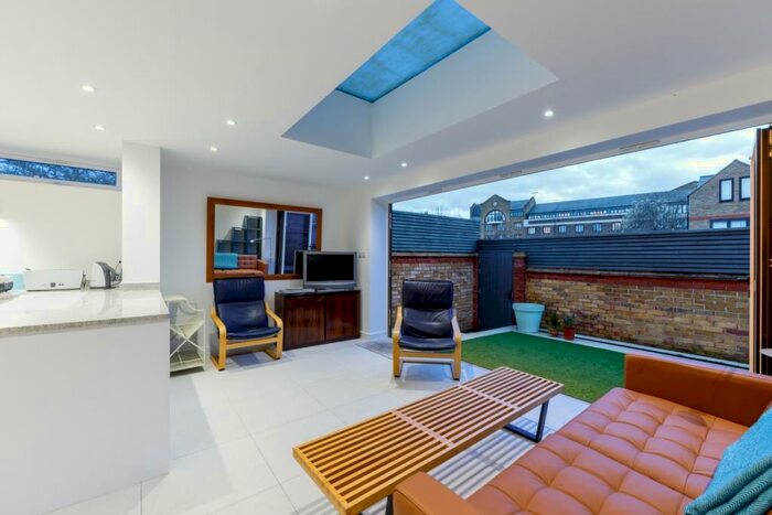 3 Bedroom Semi-Detached House To Rent In Torrington Place London, E1W