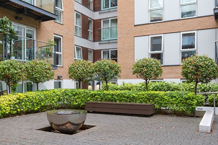 2 Bedroom Flat To Rent In Bromyard Avenue, Acton, W3