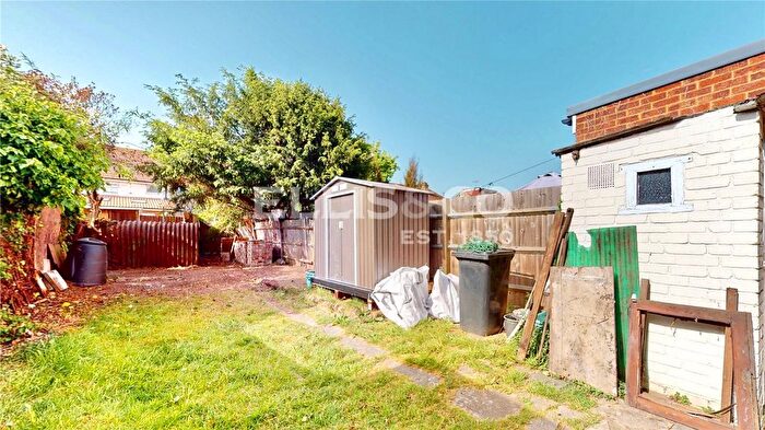 3 Bedroom Terraced House For Sale In Lyndhurst Road, Greenford, UB6