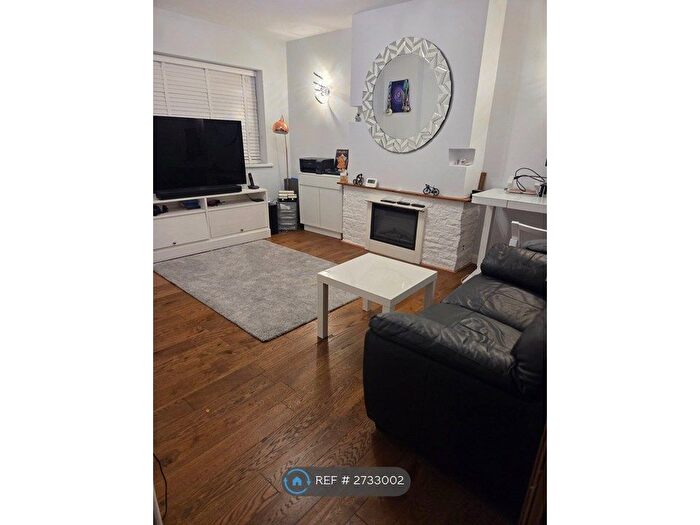 2 Bedroom Maisonette To Rent In Willow Tree Close, Ickenham, Uxbridge, UB10