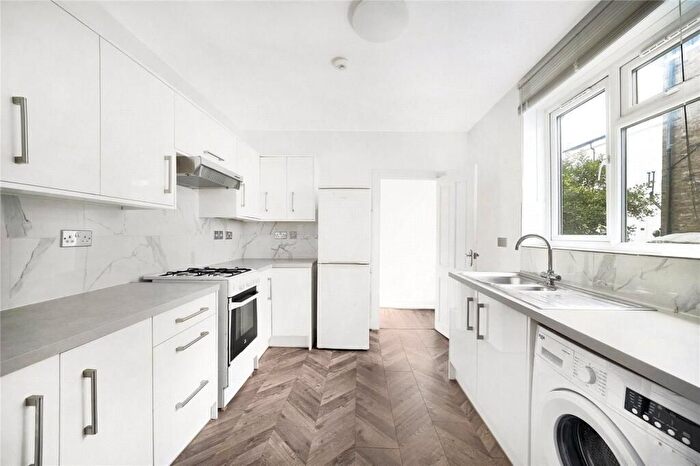 1 Bedroom Flat To Rent In Hollybush Hill, Wanstead, E11