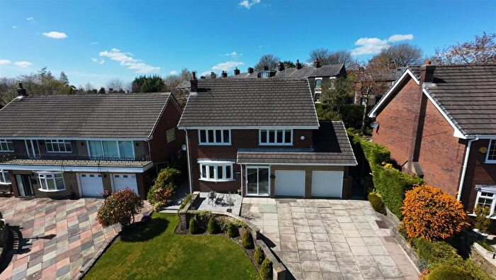 4 Bedroom Detached House For Sale In Lower Turf Lane, Scouthead, Oldham, OL4