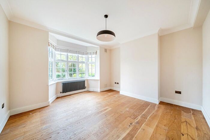 2 Bedroom Flat For Sale In Grove Crescent, Kingston Upon Thames, Surrey, KT1