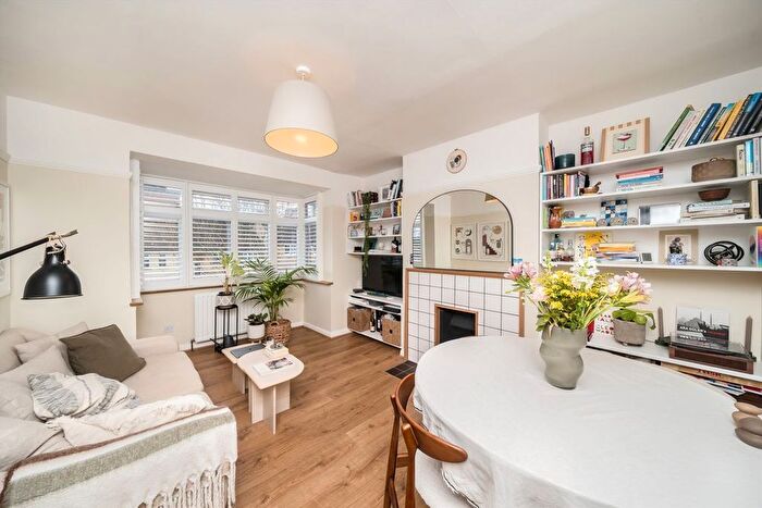 2 Bedroom Flat For Sale In Abbots Park, Streatham, SW2