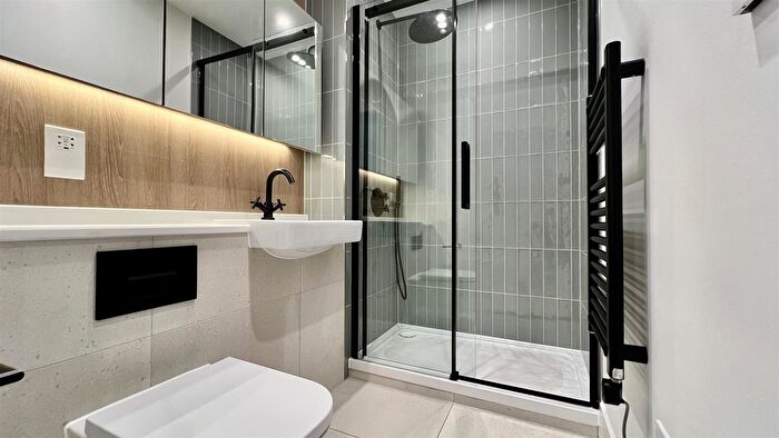 2 Bedroom Flat To Rent In Hive House, Capital Interchange Way, Brentford, TW8