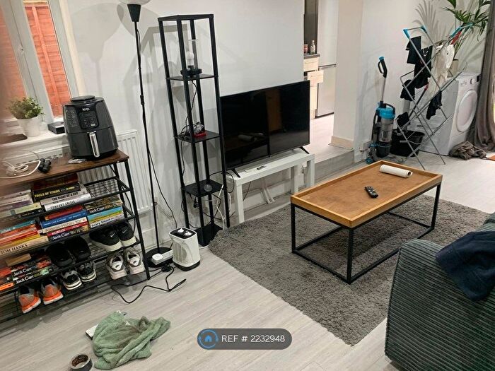 2 Bedroom Flat To Rent In Tremadoc Road, London, SW4