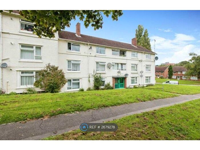 3 Bedroom Flat To Rent In Wellow Close, Southampton, SO18