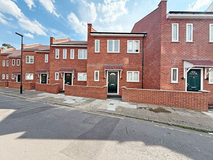 2 Bedroom End Of Terrace House To Rent In Stanley Road, Hounslow, TW3