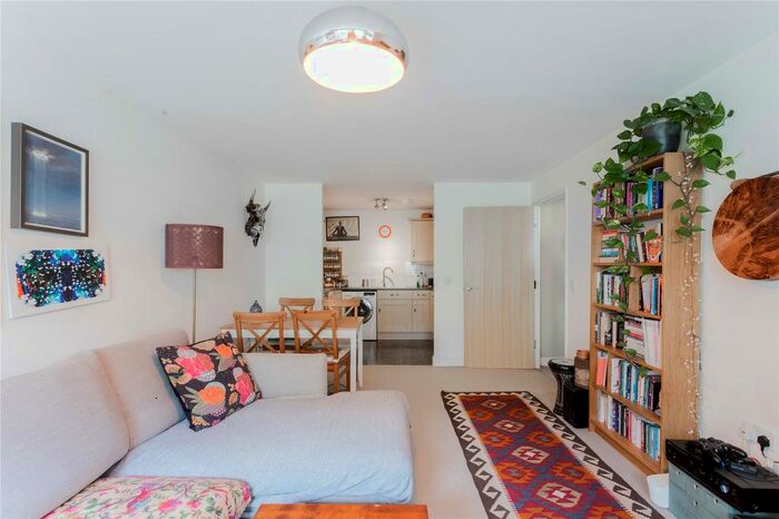 2 Bedroom Flat To Rent In Cline Road, London, N11