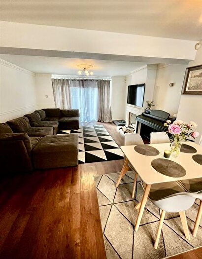3 Bedroom Town House To Rent In Pointers Close, London, E14