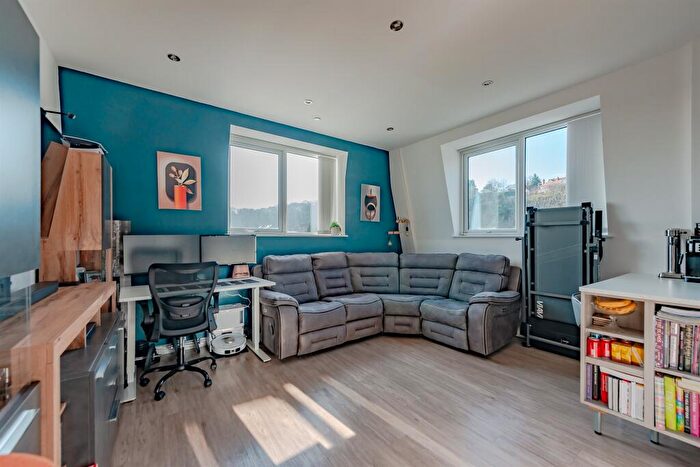 2 Bedroom Apartment For Sale In Brighton Road, Redhill, RH1