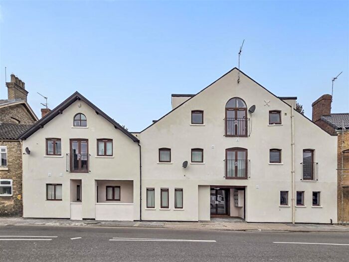 2 Bedroom Flat To Rent In Flat Tutin House Oxford Street Market Rasen, LN8