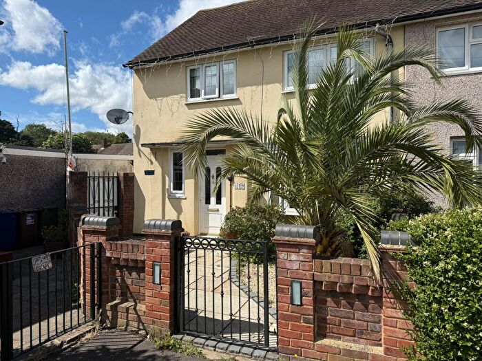 3 Bedroom Semi-Detached House For Sale In Foyle Drive, South Ockendon, RM15