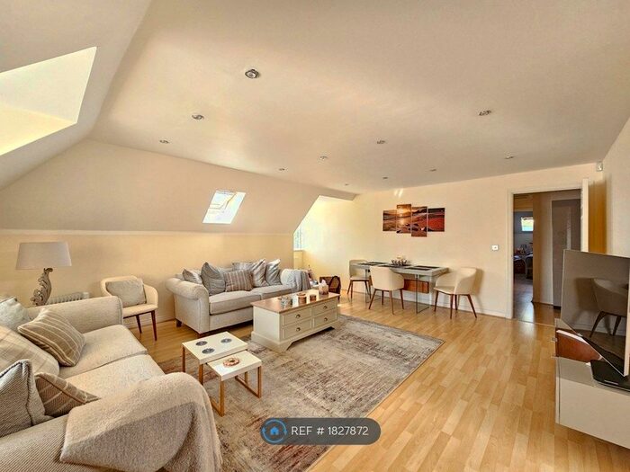 2 Bedroom Flat To Rent In Preston Court, Uxbridge, UB8