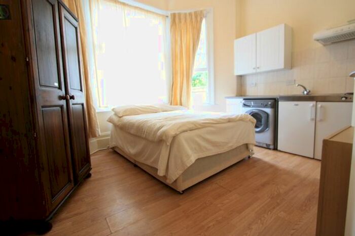 Studio To Rent In Riggindale Road, Streatham/Tooting, SW16