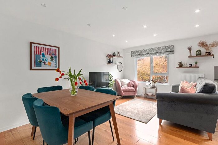 2 Bedroom Flat To Rent In Scotts Road, Shepherd's Bush, London, W12