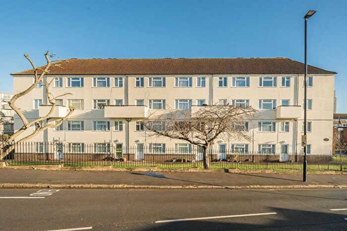 3 Bedroom Flat For Sale In Ealing Road, Brentford, TW8