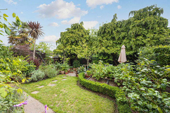 1 Bedroom Apartment For Sale In Minstrel Gardens, Surbiton, KT5
