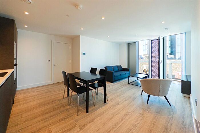 2 Bedroom Apartment To Rent In The Blade, M15