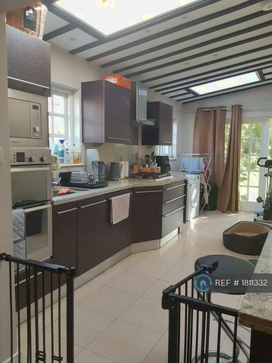 2 Bedroom Semi-Detached House To Rent In Rasper Road, London, N20