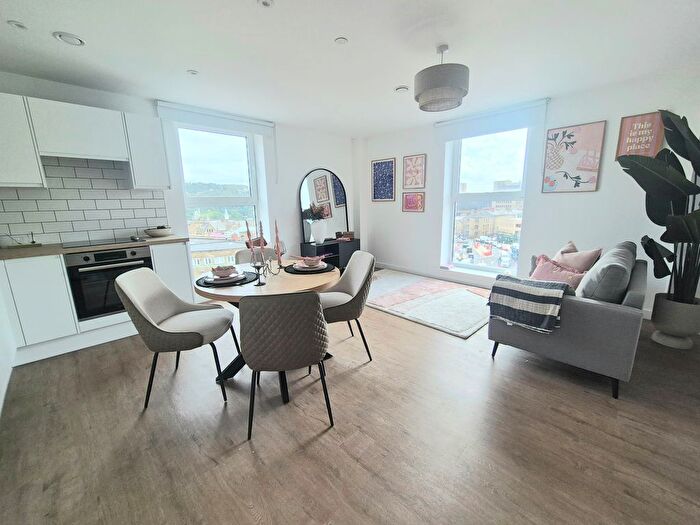 2 Bedroom Flat To Rent In Cow Green, Halifax, HX1