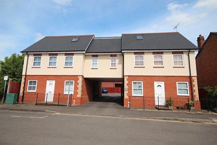 1 Bedroom Flat To Rent In The Grove, Twyford, Reading, Berkshire, RG10