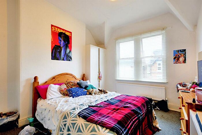5 Bedroom Semi-Detached House For Sale In Burford Road, Nottingham, NG7